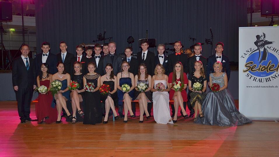 Die Bilder vom Abschlussball der Tanzschule Seidel in der Fraunhofer-Halle am 28. November. Die Bilder vom Abschlussball der Tanzschule Seidel in der Fraunhofer-Halle am 28. November.
