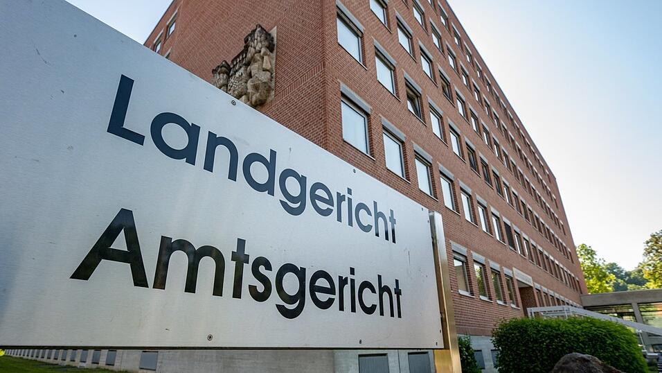Gegen das Jugendamt Freising werden von einem 17-Jährigen schwere Vorwürfe erhoben. Das Urteil wird am Landgericht Landshut bekannt gegeben werden. Gegen das Jugendamt Freising werden von einem 17-Jährigen schwere Vorwürfe erhoben. Das Urteil wird am Landgericht Landshut bekannt gegeben werden.