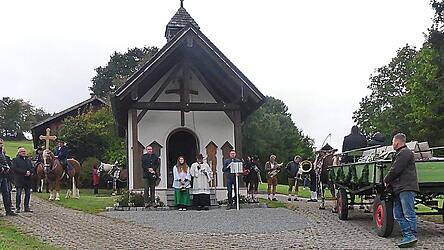 Andacht vor der Antoniuskapelle, mit im Bild Vorsitzender Matthias Liebl, Kreuzträger Johann Luger und Ehrengäste.