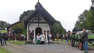 Andacht vor der Antoniuskapelle, mit im Bild Vorsitzender Matthias Liebl, Kreuzträger Johann Luger und Ehrengäste.