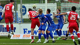 Almir Mujcinovic (15), Tobias Vogl (20) sorgen immer wieder f&uuml;r Gefahr vor dem Dingolfinger Tor, machen aber zu wenig draus.