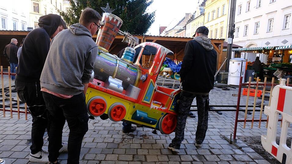 Die Weihnachtsbimmelbahn für Kinder findet sich etwas versteckt zwischen Stadtturm und Christbaum.