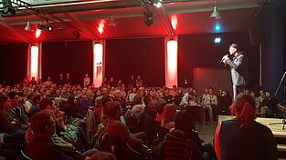 Nur mit Worten einen ganzen Saal unterhalten: Das ist Poetry Slam. Hier ein Foto eines vergangenen Sprechakts in Landshut.