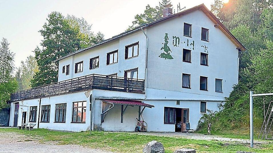 Seit 2013 sind im einstigen Café „Waldeck“ in Wöhrmühle bei Arnschwang Asylsuchende vorübergehend untergebracht. Seit 2013 sind im einstigen Café „Waldeck“ in Wöhrmühle bei Arnschwang Asylsuchende vorübergehend untergebracht.