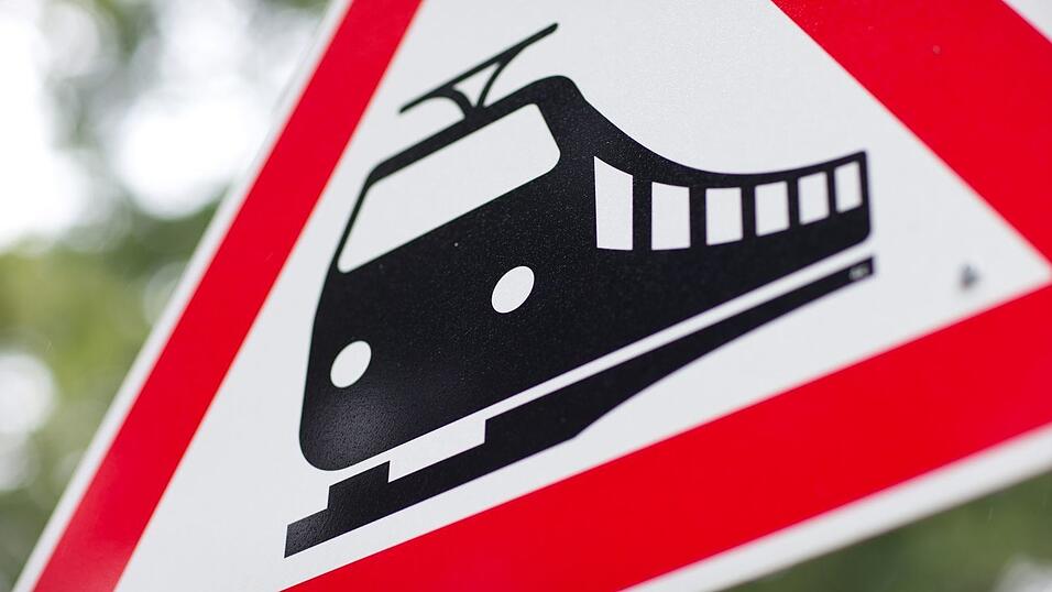 Der Radfahrer ist von einem Zug erfasst worden. (Symbolbild) Der Radfahrer ist von einem Zug erfasst worden. (Symbolbild)