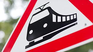 Der Radfahrer ist von einem Zug erfasst worden. (Symbolbild) Der Radfahrer ist von einem Zug erfasst worden. (Symbolbild)