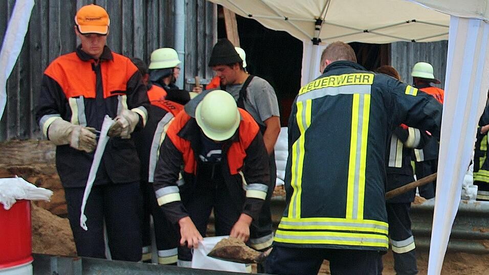 Vorsorglich füllten die Wehren Sandsäcke. In Waldmünchen war die Zentrale im Bauhof.