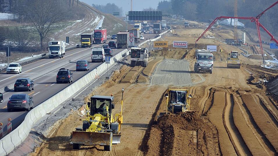 Baustellen erfordern nicht nur von Autofahrern viel Geduld, sie kosten auch viel Geld. (Archivbild)