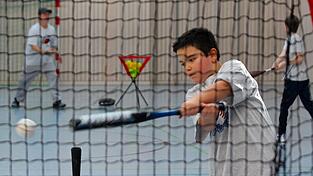 Mehrere Sportarten können ausprobiert werden, darunter Baseball und Softball bei den Thunderbirds.
