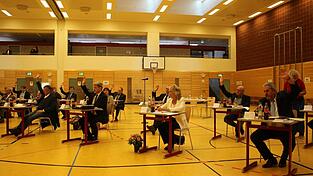 Bei der konstituierenden Sitzung im Mai 2020 musste der Chamer Kreistag in eine Turnhalle ausweichen. Am 22. Mai kann wieder im Sitzungssaal abgestimmt werden.