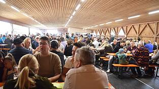 Zur Mittagszeit war in der Stockschützenhalle kaum ein freier Platz zu ergattern. Zur Mittagszeit war in der Stockschützenhalle kaum ein freier Platz zu ergattern.