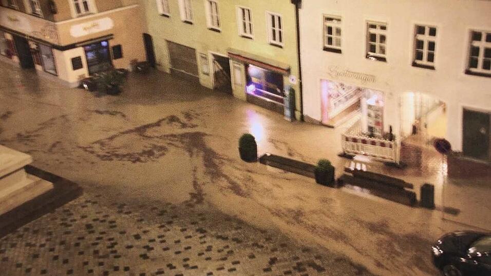 Auch in der Nacht auf Mittwoch hatte die Landshuter Feuerwehr wegen eines Unwetters wieder alle H&auml;nde voll zu tun.