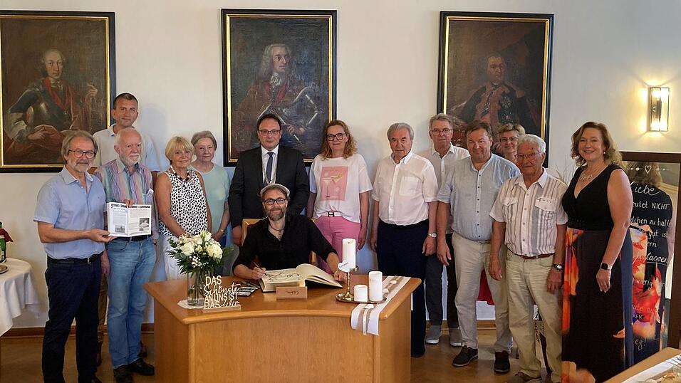 Umringt von Familie, Wegbegleitern, Bürgermeister und Stadträten trägt sich Daniel Stieglitz ins Goldene Buch ein. Umringt von Familie, Wegbegleitern, Bürgermeister und Stadträten trägt sich Daniel Stieglitz ins Goldene Buch ein.