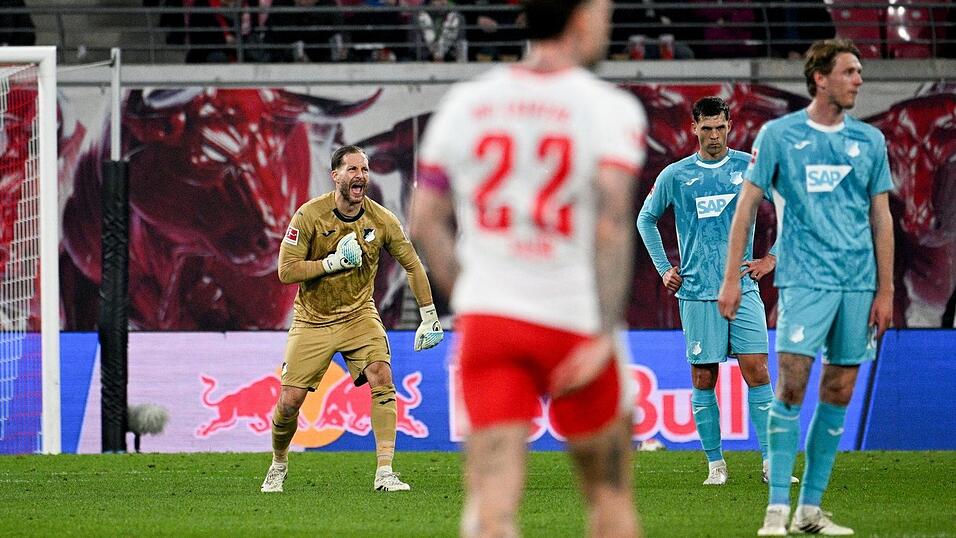 TSG-Torwart Oliver Baumann (l.) versucht seine Teamkollegen nach einem Gegentreffer verbal wachzur&uuml;tteln.
