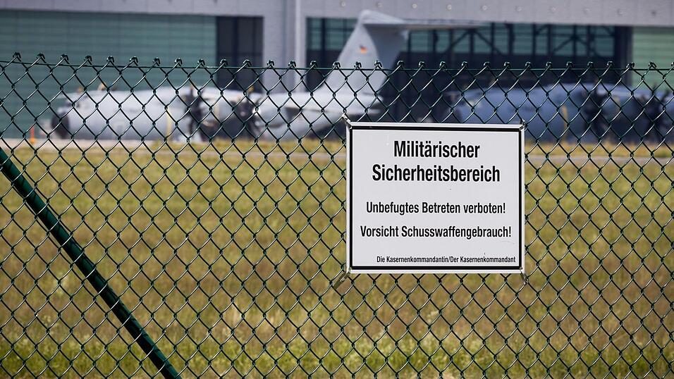 Transportflugzeuge vom Typ Airbus A400M stehen auf dem Fliegerhorst Wunstorf. Deutschland bietet Venezuela Unterst&uuml;tzung an.