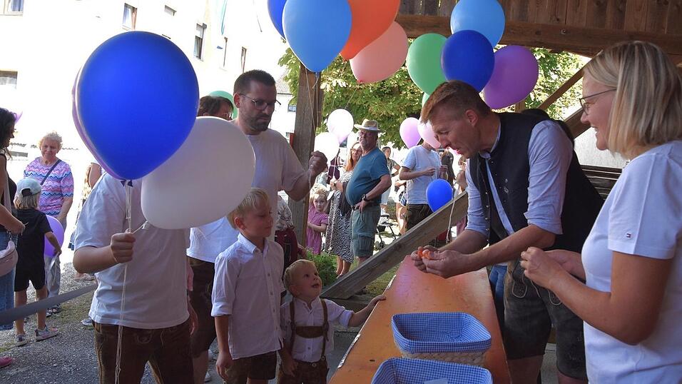 Die Luftballons wurden an die Kleinen ausgegeben.