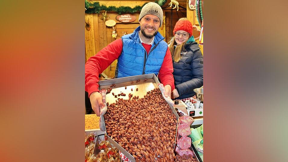 Der Christkindlmarkt und die Weihnachtspyramide geh&ouml;ren in der Adventszeit zu den beliebtesten Treffpunkten in Landshut.