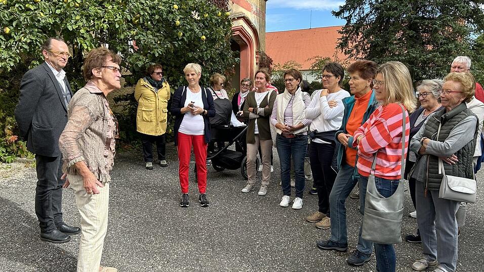 Unter der Führung von Stiftungsrat Stephan Birnkammer und der ehemaligen Lehrerin Maria Huber besichtigten die Gruppen das Schloss. Unter der Führung von Stiftungsrat Stephan Birnkammer und der ehemaligen Lehrerin Maria Huber besichtigten die Gruppen das Schloss.