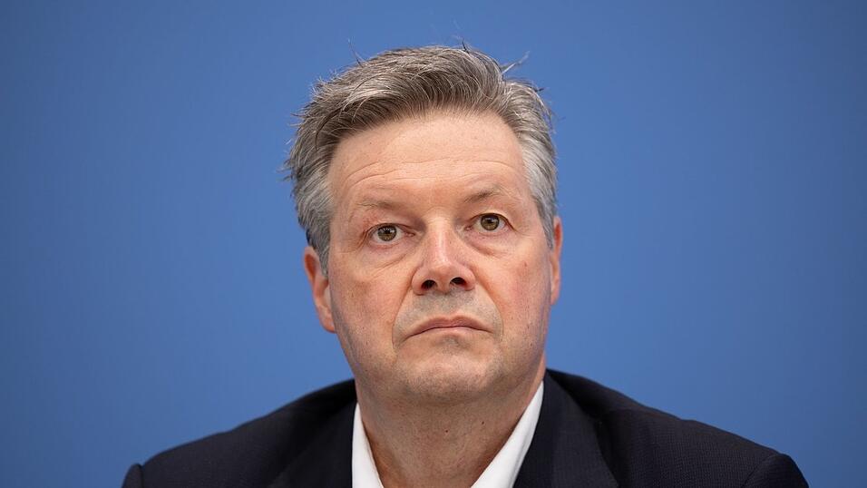 Dirk Rompf ist im DB-Konzern bekannt, war zu Zeiten von Ronald Pofalla Chef bei DB Netz. Die Eisenbahn- und Verkehrsgewerkschaft EVG will seine Berufung zum InfraGo-Chef verhindern. Dirk Rompf ist im DB-Konzern bekannt, war zu Zeiten von Ronald Pofalla Chef bei DB Netz. Die Eisenbahn- und Verkehrsgewerkschaft EVG will seine Berufung zum InfraGo-Chef verhindern.