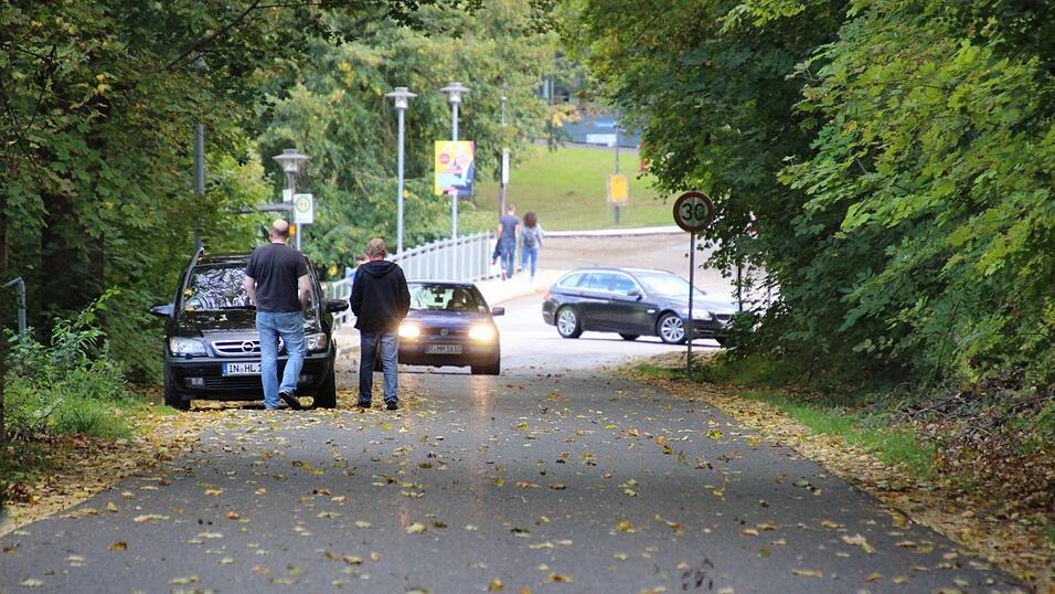 So wütete Sturmtief 'Fabienne' am Sonntag in der Oberpfalz. Zugausfälle, umgestürzte Bäume und sogar eine meterlange Kirchweihbaumspitze, die auf das Dach eines Festzeltes krachte. So wütete Sturmtief 'Fabienne' am Sonntag in der Oberpfalz. Zugausfälle, umgestürzte Bäume und sogar eine meterlange Kirchweihbaumspitze, die auf das Dach eines Festzeltes krachte.