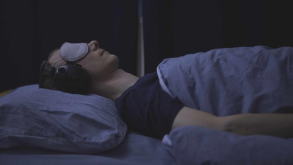 Monatelang schleppte sich der Bruder von Susanne P. nach seiner Corona-Infektion Ende 2020 und der dann folgenden schweren Long Covid-Symptome noch in die Arbeit. Dann konnte er einfach nicht mehr. Heute ist klar, dass er an ME/CFS, der schwersten Form von Long Covid, leidet. Doch Medikamente oder wirksame Therapien gibt es noch immer nicht. Der inzwischen 41-Jährige verbringt den Großteil seines Tages im Bett. Monatelang schleppte sich der Bruder von Susanne P. nach seiner Corona-Infektion Ende 2020 und der dann folgenden schweren Long Covid-Symptome noch in die Arbeit. Dann konnte er einfach nicht mehr. Heute ist klar, dass er an ME/CFS, der schwersten Form von Long Covid, leidet. Doch Medikamente oder wirksame Therapien gibt es noch immer nicht. Der inzwischen 41-Jährige verbringt den Großteil seines Tages im Bett.