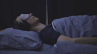 Monatelang schleppte sich der Bruder von Susanne P. nach seiner Corona-Infektion Ende 2020 und der dann folgenden schweren Long Covid-Symptome noch in die Arbeit. Dann konnte er einfach nicht mehr. Heute ist klar, dass er an ME/CFS, der schwersten Form von Long Covid, leidet. Doch Medikamente oder wirksame Therapien gibt es noch immer nicht. Der inzwischen 41-Jährige verbringt den Großteil seines Tages im Bett. Monatelang schleppte sich der Bruder von Susanne P. nach seiner Corona-Infektion Ende 2020 und der dann folgenden schweren Long Covid-Symptome noch in die Arbeit. Dann konnte er einfach nicht mehr. Heute ist klar, dass er an ME/CFS, der schwersten Form von Long Covid, leidet. Doch Medikamente oder wirksame Therapien gibt es noch immer nicht. Der inzwischen 41-Jährige verbringt den Großteil seines Tages im Bett.