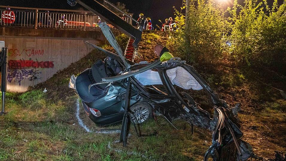 Das Auto wurde bei dem Unfall komplett auseinandergerissen.