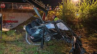 Das Auto wurde bei dem Unfall komplett auseinandergerissen.