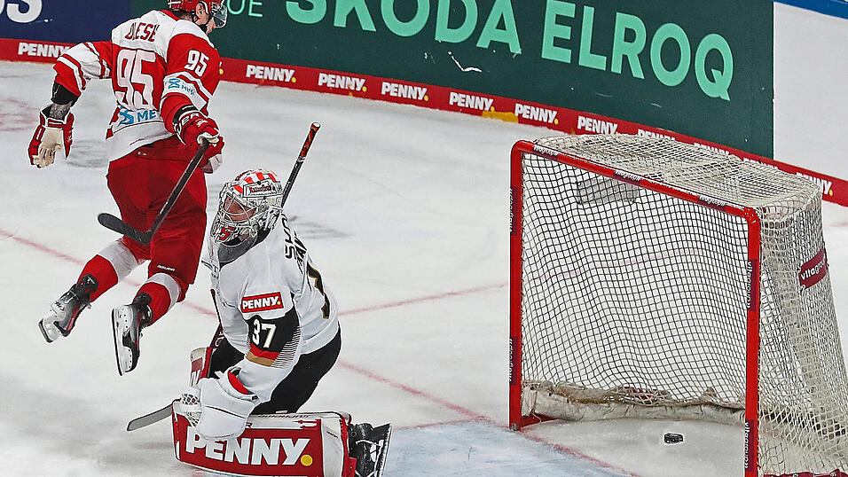 Abgezockt: Nick Olesen verwandelt den entscheidenden Penalty ganz cool zum Sieg für Dänemark, Deutschlands Torhüter Maximilian Franzreb hat das Nachsehen.