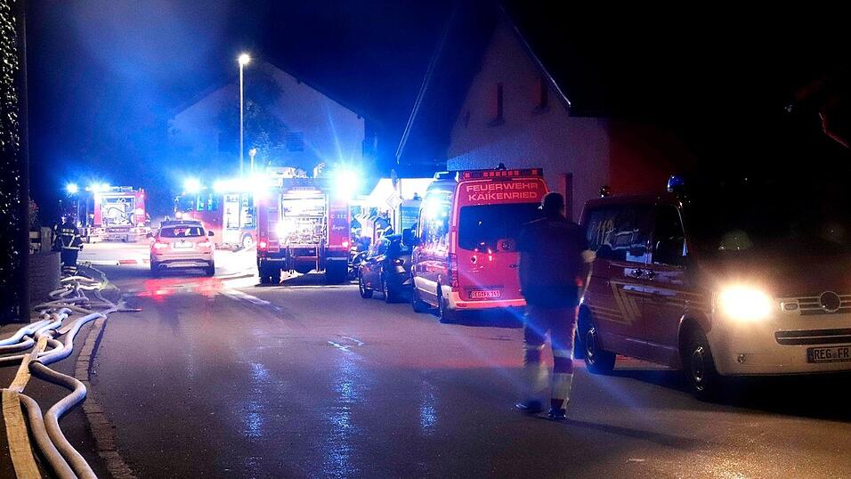 Wichtigstes Ziel der rund 400 Einsatzkräfte vor Ort war es, ein Übergreifen der Flammen auf den Wald zu verhindern - bislang sieht es danach aus, als wäre dies gelungen. Wichtigstes Ziel der rund 400 Einsatzkräfte vor Ort war es, ein Übergreifen der Flammen auf den Wald zu verhindern - bislang sieht es danach aus, als wäre dies gelungen.