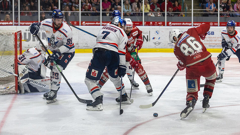 Die Eisb&auml;ren Regensburg (rote Trikots) haben am Sonntag zur&uuml;ckgebissen und die DEL2-Finalserie gegen die Kassel Huskies auf 1:1 ausgeglichen.