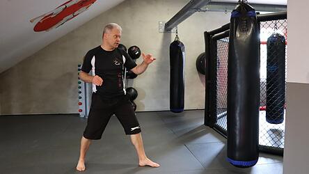 Seit 38 Jahren begeistert sich Yilmaz Demir f&uuml;r den Kampfsport. Mit 51 ist er inzwischen 'ein wenig eingerostet', wie er sich selbst einsch&auml;tzt. Doch gegen den Boxsack gewinnt er mit einem gezielten Kick ohne Frage.