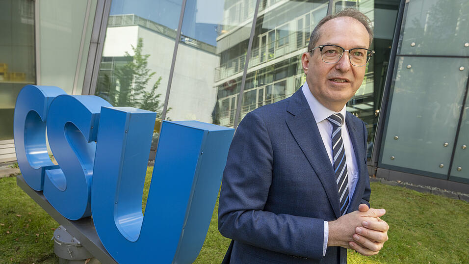 Der designierte Bundesinnenminister Alexander Dobrindt steht im Innenhof der CSU-Parteizentrale neben dem CSU-Logo. Der designierte Bundesinnenminister Alexander Dobrindt steht im Innenhof der CSU-Parteizentrale neben dem CSU-Logo.
