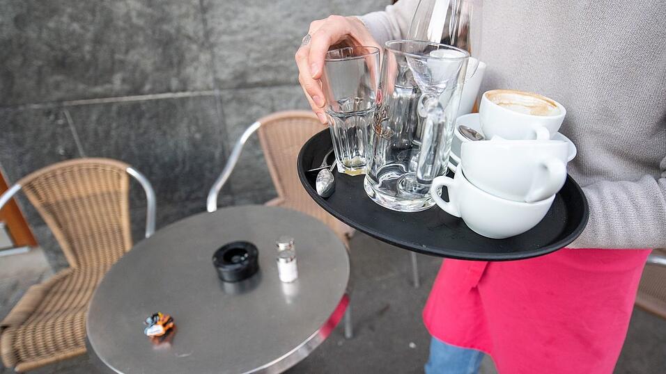 Klassischer Studentenjob: Ein Kellner räumt einen Tisch in einem Restaurant ab. (Symbolbild) Klassischer Studentenjob: Ein Kellner räumt einen Tisch in einem Restaurant ab. (Symbolbild)