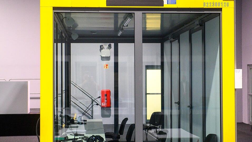 Der Platz des Angeklagten im Verhandlungssaal blieb leer. Der Platz des Angeklagten im Verhandlungssaal blieb leer.