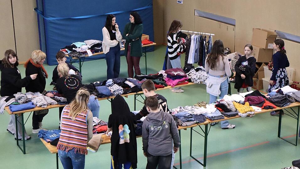 Reges Stöbern und Anprobieren Reges Stöbern und Anprobieren