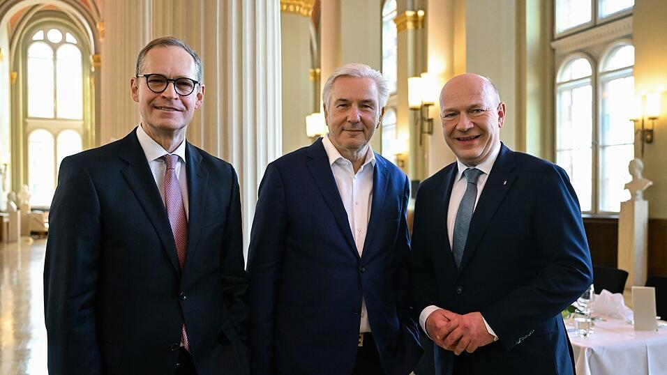 Der fr&uuml;here Regierende B&uuml;rgermeister Klaus Wowereit zwischen seinen Nachfolgern Michael M&uuml;ller (links, SPD) und Kai Wegner (rechts, CDU) im Jahr 2025. (Archivbild)