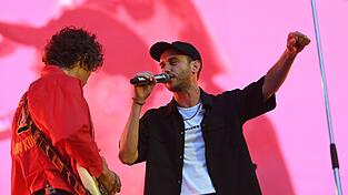 Auf seinem Konzert sagte Clueso: «Es ist keine Selbstverständlichkeit, dass ihr hier seid. Lasst uns einfach zeigen, was Musik kann, im Herzen der Stadt, in Erfurt City.» Auf seinem Konzert sagte Clueso: «Es ist keine Selbstverständlichkeit, dass ihr hier seid. Lasst uns einfach zeigen, was Musik kann, im Herzen der Stadt, in Erfurt City.»