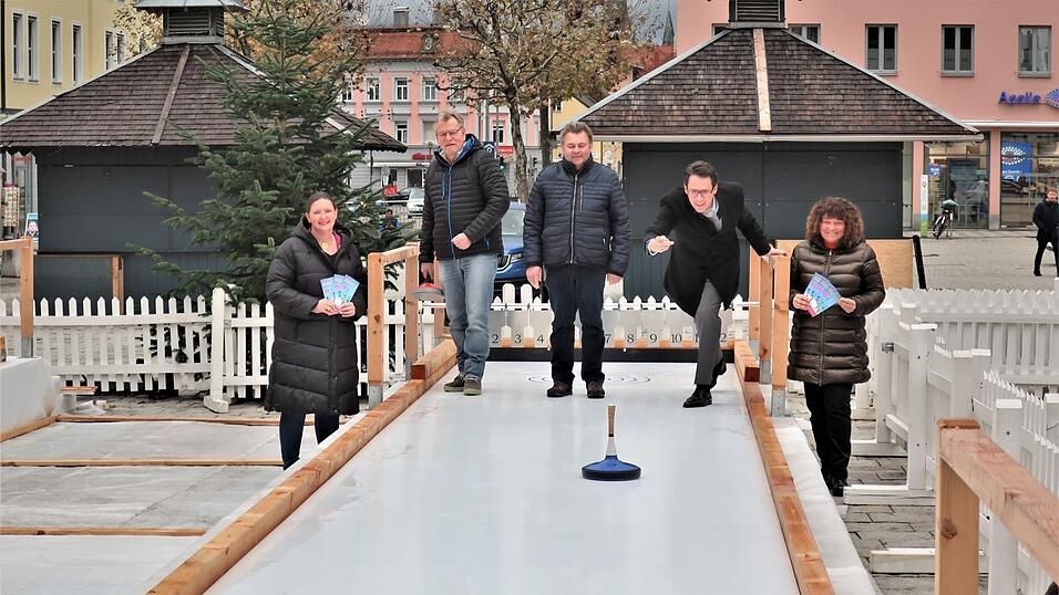 Testeten am Montag schon mal die Kunststoff-Eisstockbahnen als neue Attraktion f&uuml;r 'Deggendorf im Advent': (v. r.) Sabine Saxinger, OB Christian Moser, Andreas Oswald (Eisstock-Spartenleiter beim TSV Natternberg), Erich Geier (von ihm kaufte die Stadt die Anlage) sowie Karin Loibl.