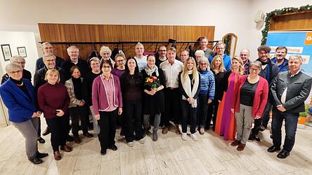 Ein Teil der Kandidaten der Stadtratsliste der ÖDP und PU mit der frisch gewählten OB-Kandidatin Katrin Dengler (Mitte, mit Blumenstrauß).