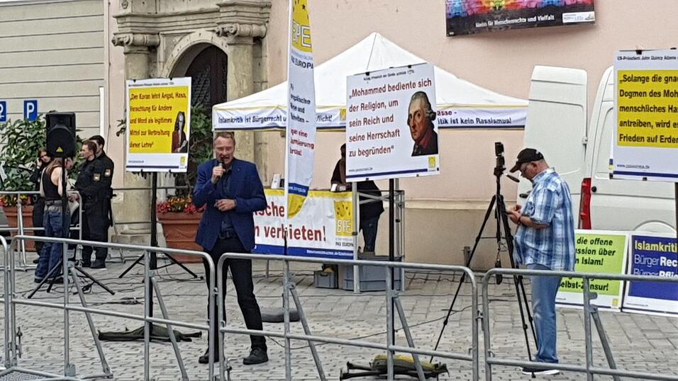 Die 'B&uuml;rgerbewegung Pax Europa' h&auml;lt am Freitag in Straubing eine Kundgebung ab - begleitet von Gegenprotesten des B&uuml;ndnisses 'Wir sind bunt'.