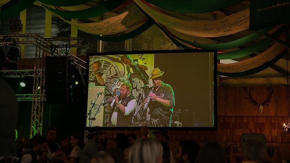 Am Dienstag spielte der Menzl im Festzelt Weckmann auf. Diese Blasmusikfreunde waren mit dabei.