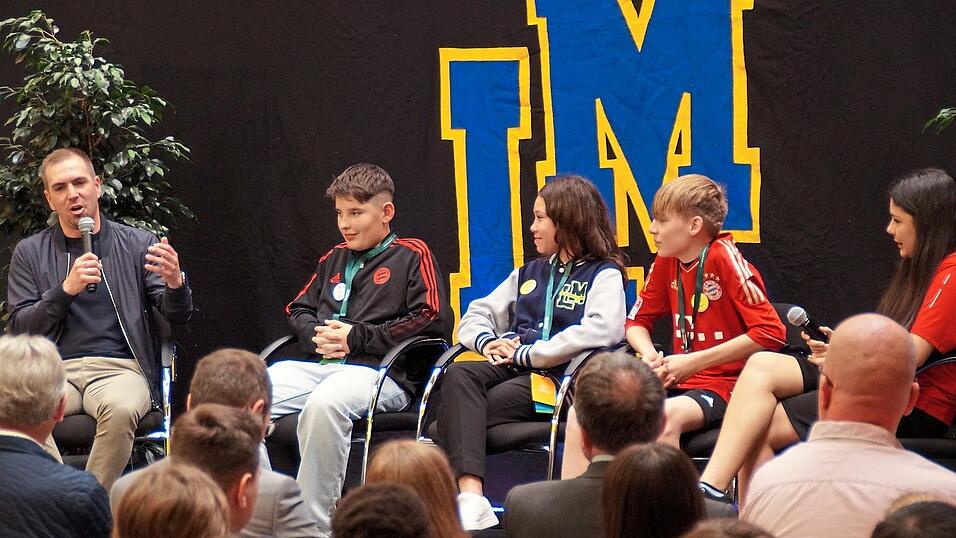 Im Rahmen einer Talkrunde konnten die Sch&uuml;ler mit Philipp Lahm ins Gespr&auml;ch kommen und den Kapit&auml;n der Weltmeistermannschaft von 2014 mit Fragen l&ouml;chern.