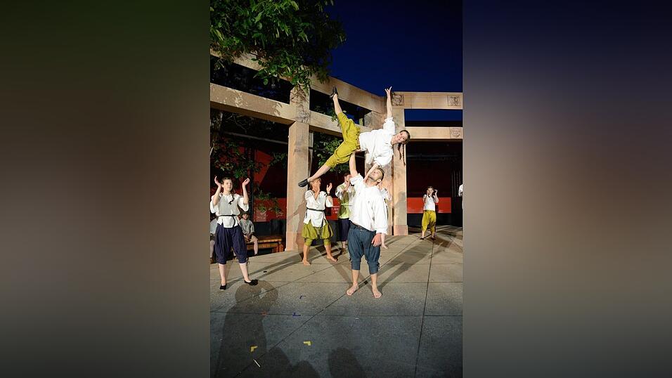 In der Pause hatte die Showtanzgruppe 'Flip Flops' Zeit, ihr ganzes Können zu präsentieren. (Fotos: Ulli Scharrer) In der Pause hatte die Showtanzgruppe 'Flip Flops' Zeit, ihr ganzes Können zu präsentieren. (Fotos: Ulli Scharrer)