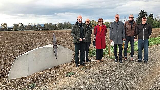 Stellten vor der Nachhaltigkeitswerkstatt das neue Kunstwerk am Geh- und Radweg nach Gut Eglsee vor (v.l.): Prof. Dr. Carl Christian Beckmann, Prof. Dr. Henning Böckemeier-Beckmann, Prof. Dr. Birgit Eiglsperger, Oberbürgermeister Markus Pannermayr, Markus und Ferdinand Passek. Stellten vor der Nachhaltigkeitswerkstatt das neue Kunstwerk am Geh- und Radweg nach Gut Eglsee vor (v.l.): Prof. Dr. Carl Christian Beckmann, Prof. Dr. Henning Böckemeier-Beckmann, Prof. Dr. Birgit Eiglsperger, Oberbürgermeister Markus Pannermayr, Markus und Ferdinand Passek.