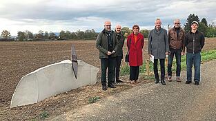 Stellten vor der Nachhaltigkeitswerkstatt das neue Kunstwerk am Geh- und Radweg nach Gut Eglsee vor (v.l.): Prof. Dr. Carl Christian Beckmann, Prof. Dr. Henning Böckemeier-Beckmann, Prof. Dr. Birgit Eiglsperger, Oberbürgermeister Markus Pannermayr, Markus und Ferdinand Passek. Stellten vor der Nachhaltigkeitswerkstatt das neue Kunstwerk am Geh- und Radweg nach Gut Eglsee vor (v.l.): Prof. Dr. Carl Christian Beckmann, Prof. Dr. Henning Böckemeier-Beckmann, Prof. Dr. Birgit Eiglsperger, Oberbürgermeister Markus Pannermayr, Markus und Ferdinand Passek.