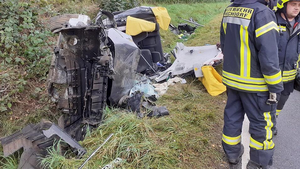 Das Auto wurde völlig zerstört Das Auto wurde völlig zerstört