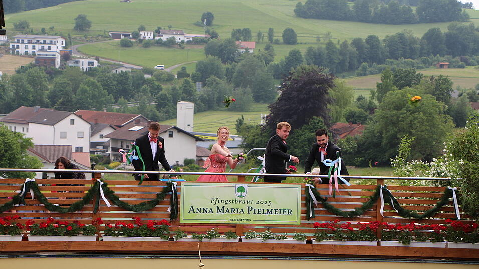 Die Pfingstakteure lie&szlig;en Blumen regnen.