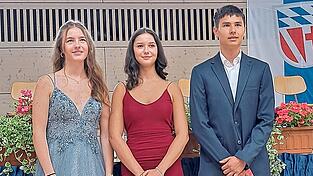 Die drei Schulbesten Marie Landsmann (1,09), Marie Schönberger (1,00) und Elias Chun (1,09, von links).