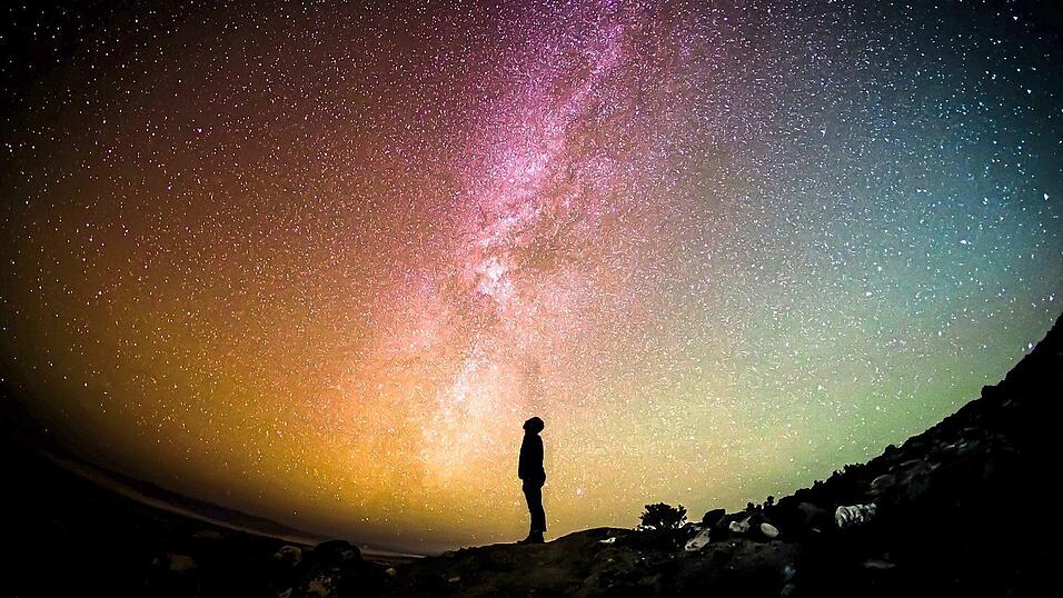 Der Blick in die Sterne bringt zum Nachdenken. Der Protagonist in der Kurzgeschichte von Yasmine findet sich auch unter dem Nachthimmel wieder. Der Blick in die Sterne bringt zum Nachdenken. Der Protagonist in der Kurzgeschichte von Yasmine findet sich auch unter dem Nachthimmel wieder.